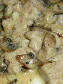 Una foto de Pollo en crema con hongos