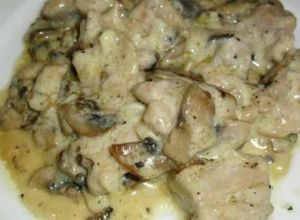 Una foto de Pollo en crema con hongos