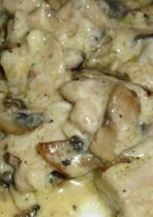 Una foto de Pollo en crema con hongos