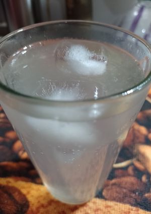Una foto de Vodka tónica limón