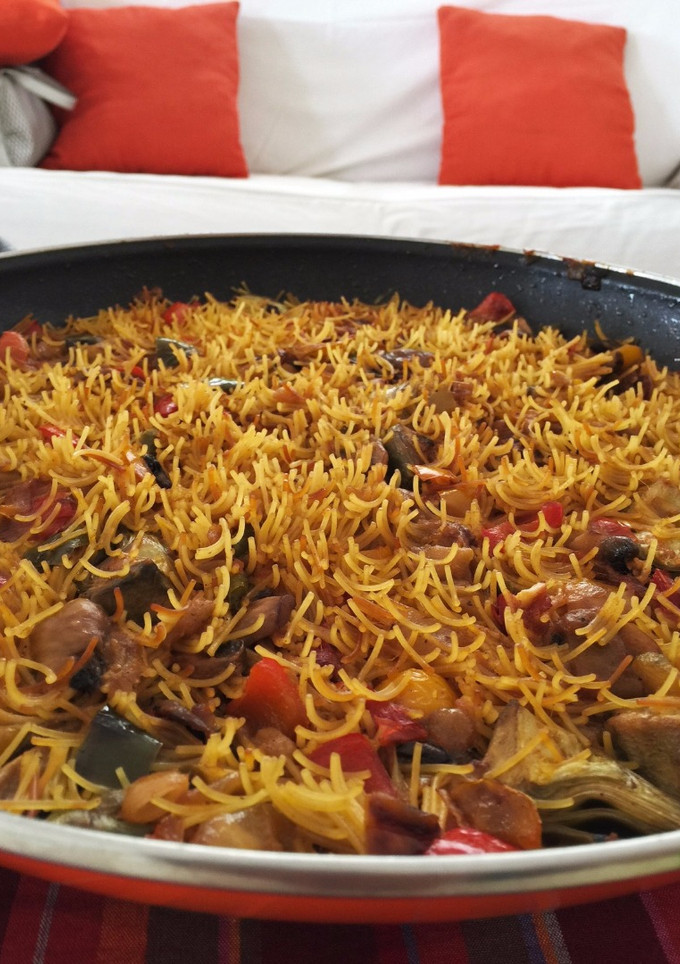 Una foto de Fideuá de verduras con socarrat