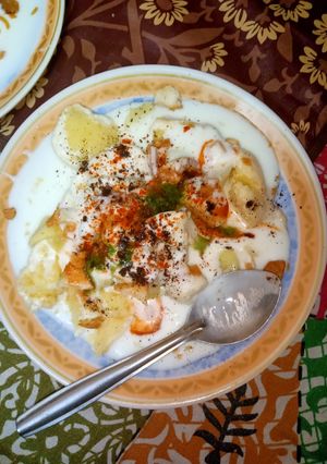A picture of Dahi bhalle.