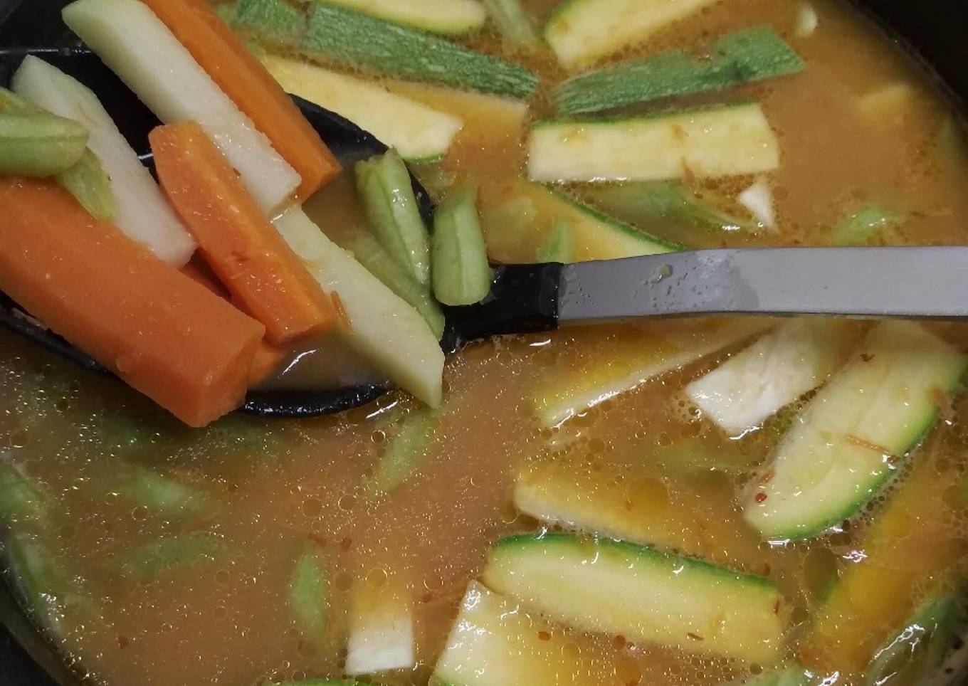 Caldo de pollo con verduras