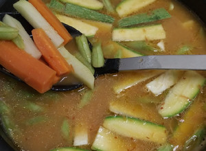 Una foto de Caldo de pollo con verduras