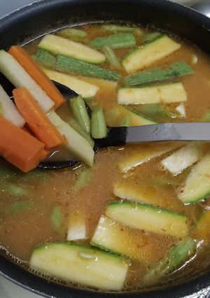Una foto de Caldo de pollo con verduras