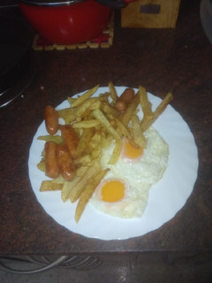 Una foto de Huevos fritos con papas y chorizo