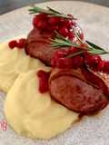 Filetto di maiale in crosta di pancetta laccata al miele e ribes rosso