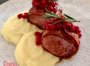 Foto di Filetto di maiale in crosta di pancetta laccata al miele e ribes rosso