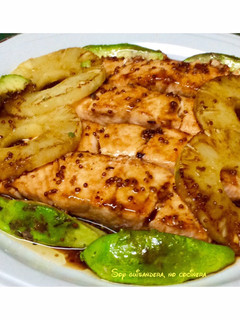 Una foto de Supremas de salmón con piña y aguacate