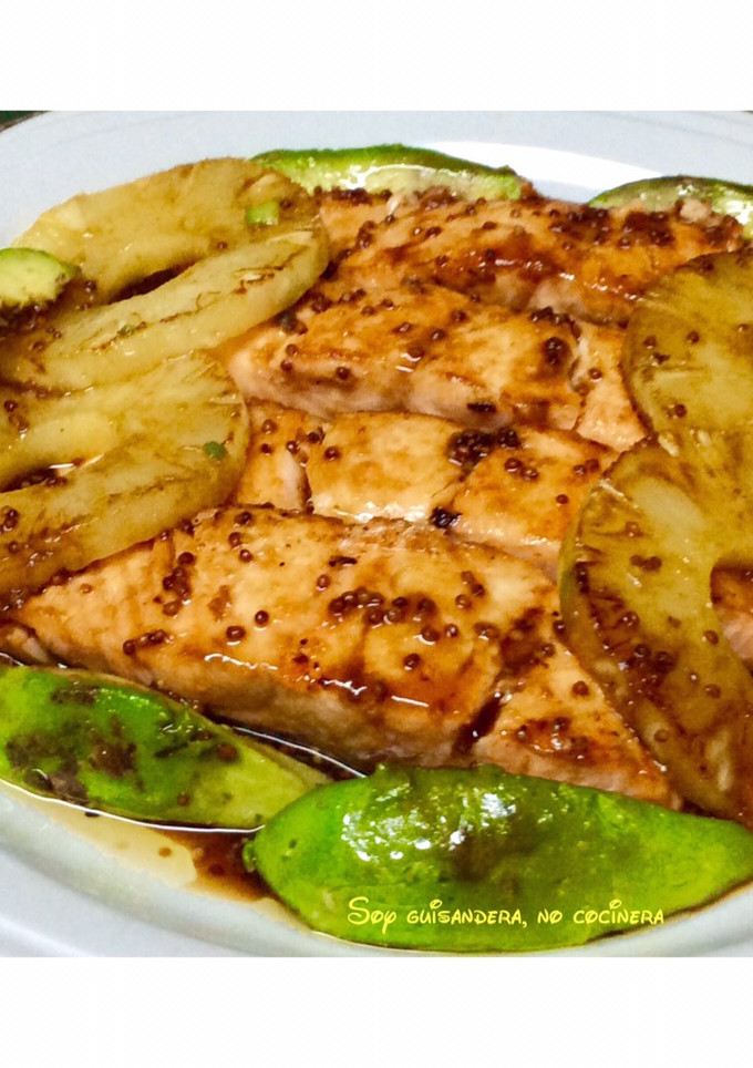 Una foto de Supremas de salmón con piña y aguacate