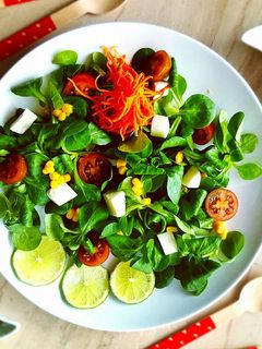 Una foto de Ensalada de canónigos aderezada con aceite de albahaca y lima