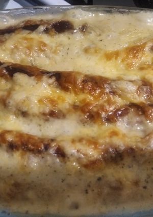 Фото Макарони з вершковим соусом та часниковими ковбасками.