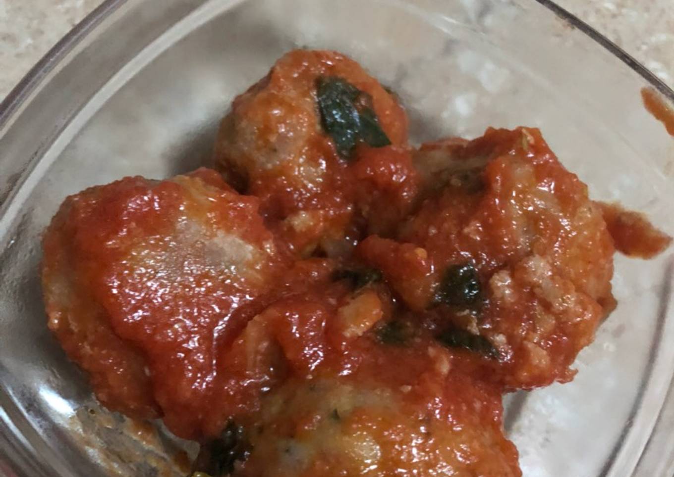 Albóndigas al horno con salsa de albahaca