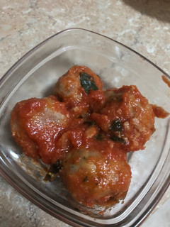 Una foto de Albóndigas al horno con salsa de albahaca