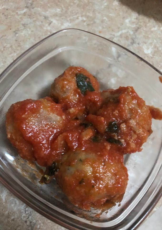 Una foto de Albóndigas al horno con salsa de albahaca