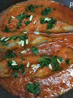 Una foto de Rape con salsa de pimientos y piñones al vino dorado