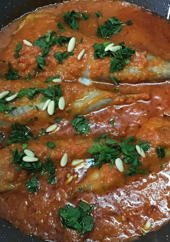 Una foto de Rape con salsa de pimientos y piñones al vino dorado