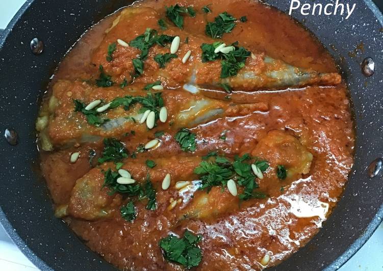 Rape con salsa de pimientos y piñones al vino dorado