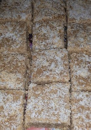 तिल मूंगफली बर्फी (til mungfali barfi recipe in Hindi) रेसिपी मुख्य फोटो