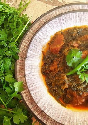 A picture of Shaljum with leaves in beef masala.