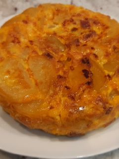 Una foto de Tortilla de papas, cebolla y chorizo