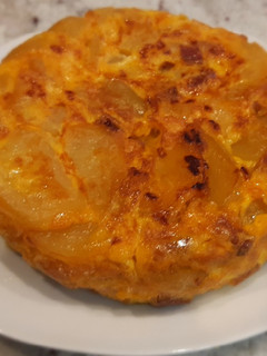 Una foto de Tortilla de papas, cebolla y chorizo