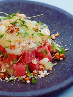Una foto de Ceviche de sandía y pisco sour