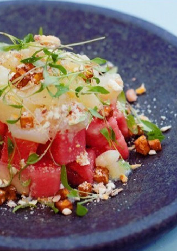 Una foto de Ceviche de sandía y pisco sour