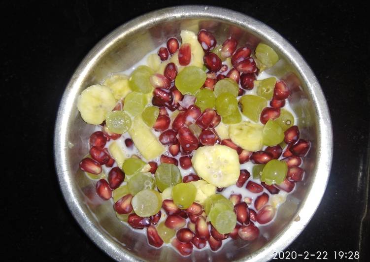 Guide to Prepare Grapes pomegranate banana custard