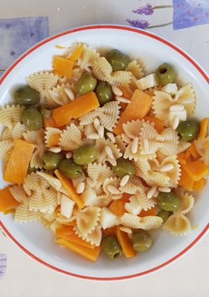 Foto di Farfalle rigate alla zucca con olive e pinoli
