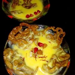 A picture of Singadaflour jalebi with malai kesariya rabdi.