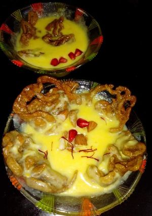 A picture of Singadaflour jalebi with malai kesariya rabdi.