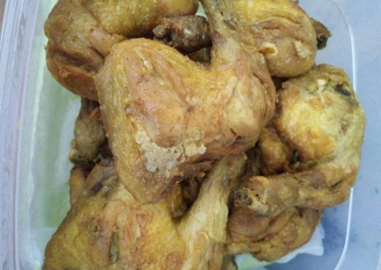 Bagaimana Menyiapkan Ayam penyet#tantanganakhirtahun yang Enak Banget