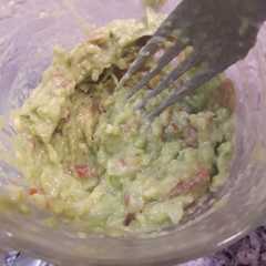 A picture of Salsita tipo guacamole.
