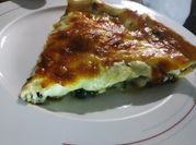 Una foto de tarta de queso y tocino