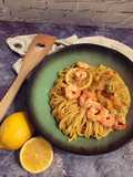 Spaghetti mit Garnelen und Gemüse in Currysauce