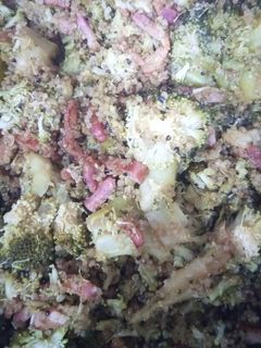 Una foto de Brócoli con quinoa, bacon y soja