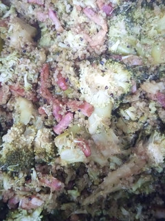 Una foto de Brócoli con quinoa, bacon y soja