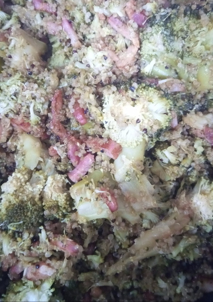 Una foto de Brócoli con quinoa, bacon y soja