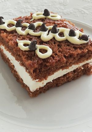 Une photo de Génoise au cacao avec chantilly au miel