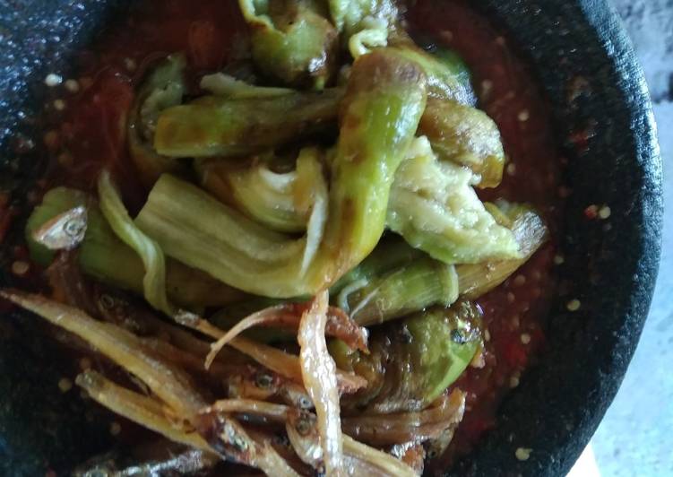 Langkah Mudah untuk Membuat Terong bakar khas Lombok+teri yang Menggugah Selera