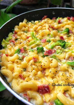 A picture of Macaroni with Carbonara Sauce.