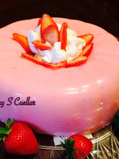 Una foto de Gelatina de yogurt con fresas🍓🍓