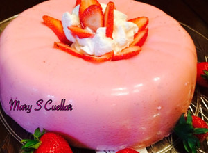 Una foto de Gelatina de yogurt con fresas🍓🍓