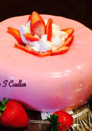 Una foto de Gelatina de yogurt con fresas🍓🍓