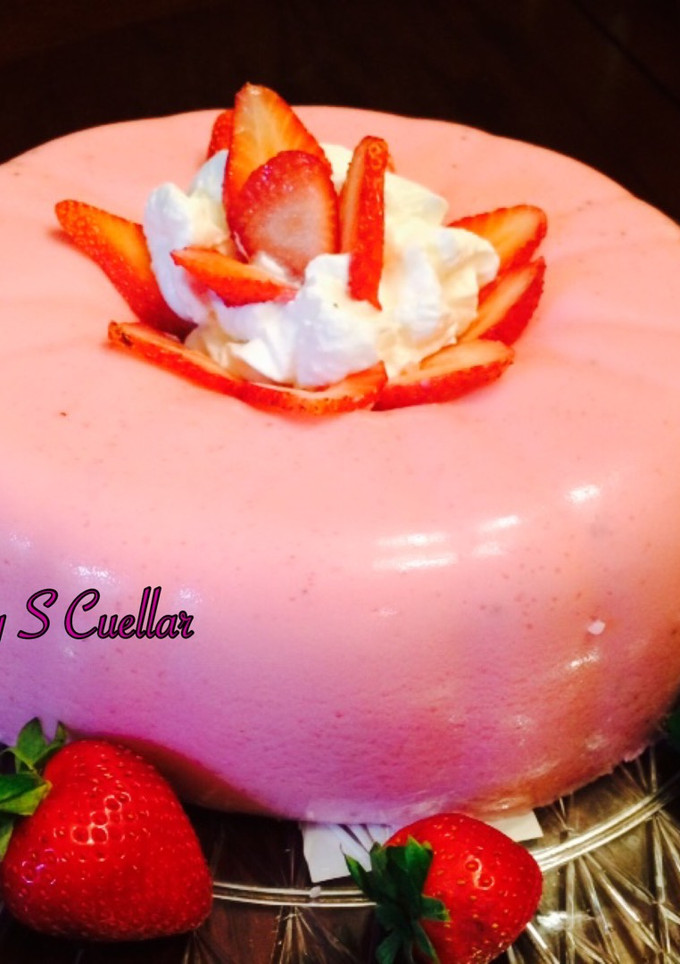 Una foto de Gelatina de yogurt con fresas🍓🍓