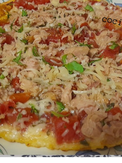 Una foto de Tortilla abierta de atún y tomate