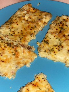 Una foto de Pizza de coliflor y queso