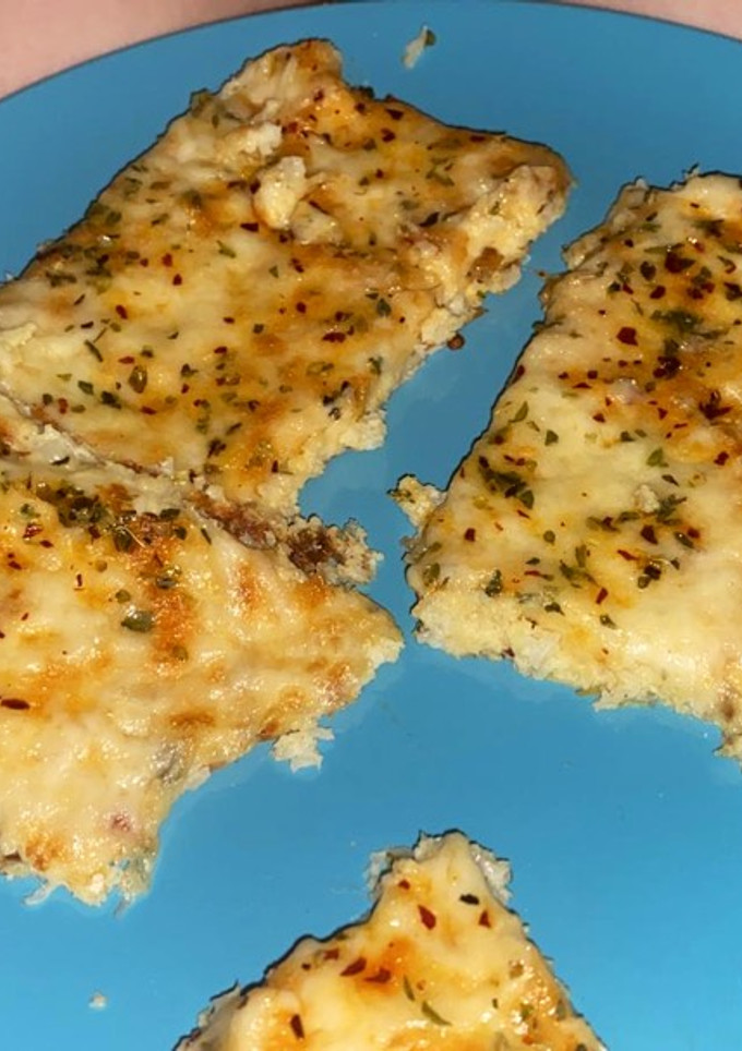 Una foto de Pizza de coliflor y queso