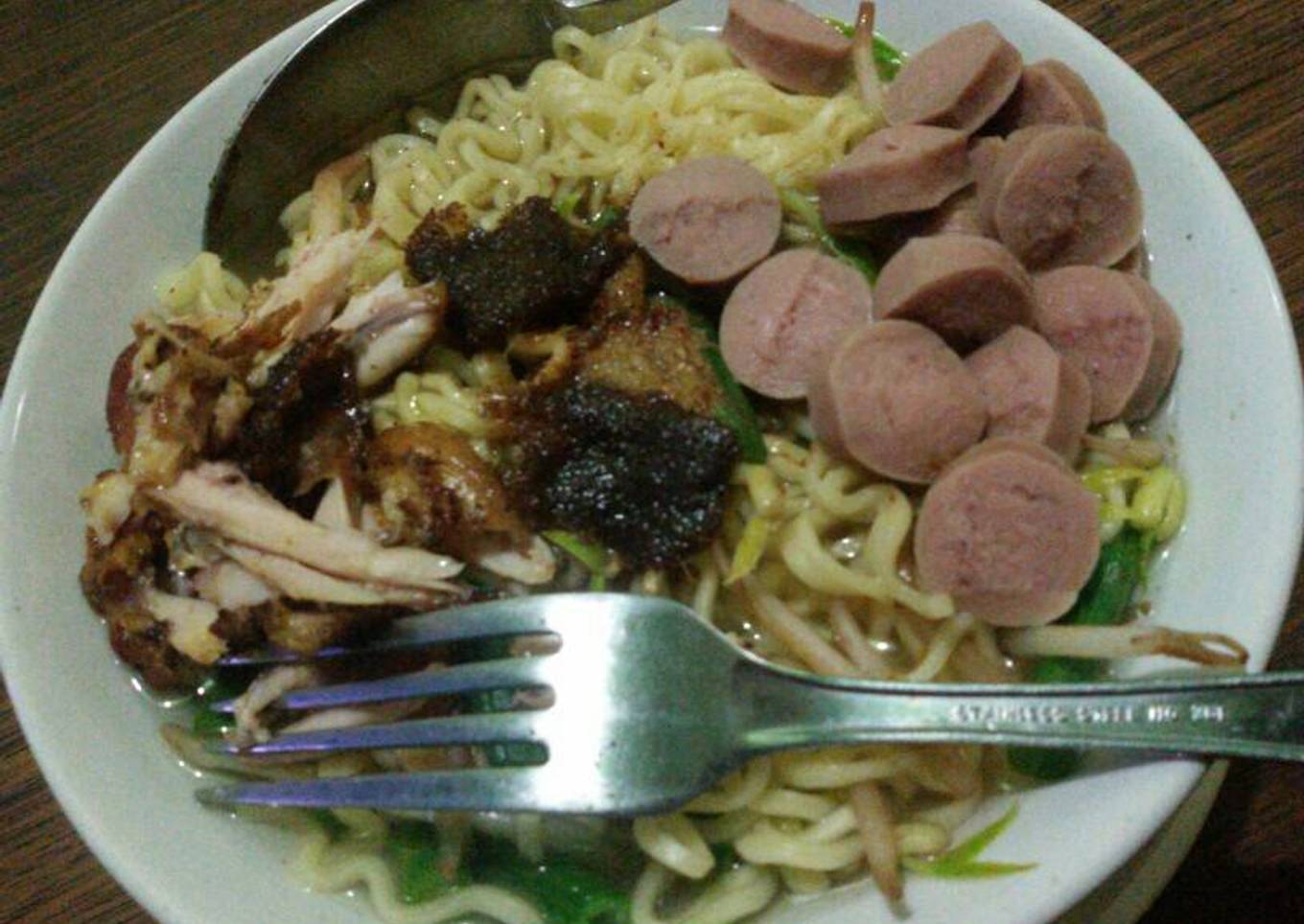 Mie Instan soto ayam sosis